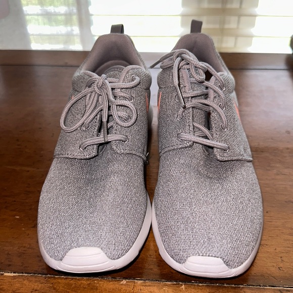 Women’s Nike Roshe - Picture 2 of 4